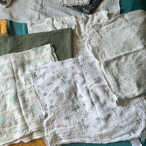 Lot of Muslin swaddle blankets and crib sheets - Picture 5 of 5